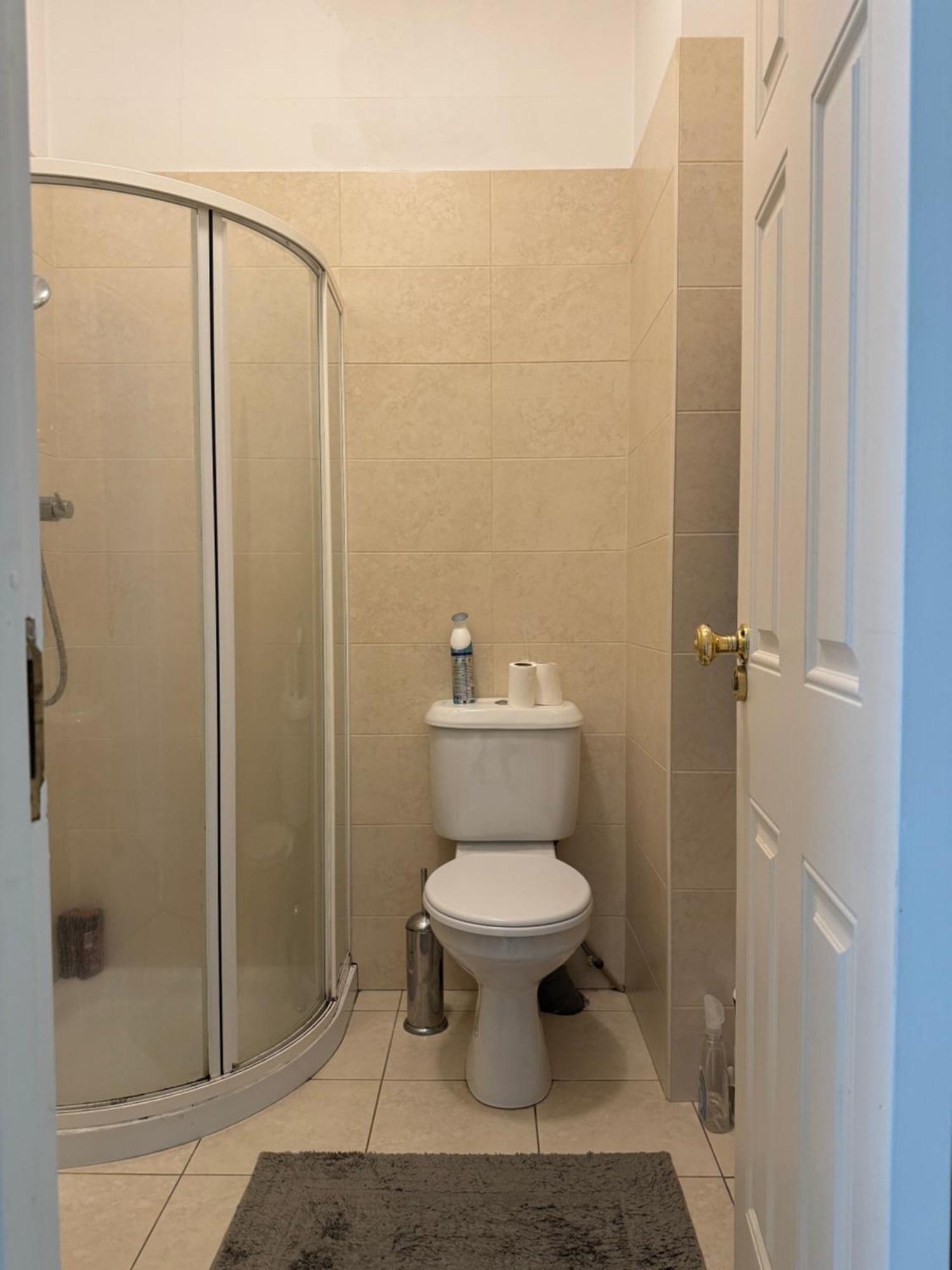 Room With Private Bathroom Near The Center Корк Екстериор снимка
